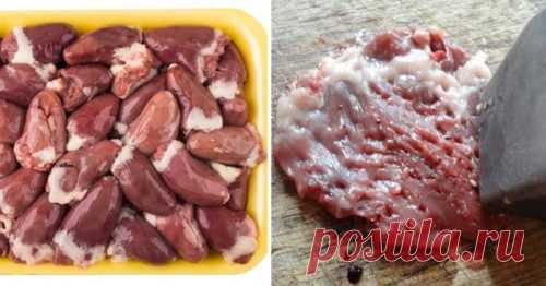 Рецепт необычных но очень вкусных отбивных из куриных сердечек - Четыре вкуса - медиаплатформа МирТесен В этот раз на приготовление этого блюда у нас ушло чуть больше часа.
По традиции, начинаем с подготовки сердечек.
Моем, выкладываем в кастрюльку, заливаем водой и варим на медленном огне до готовности.
Время готовки зависит от размера сердечек, обычно это минут 40.
Далее перекладываем сердечки на разделочную доску и хорошо их отбиваем, чтобы они были плоскими.