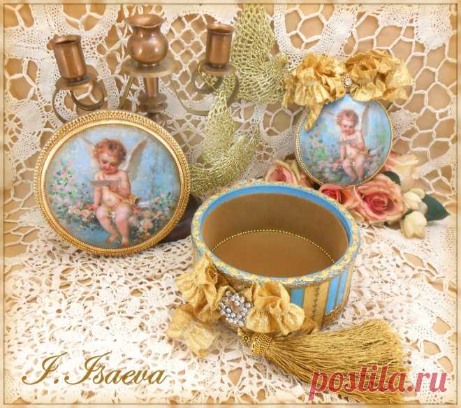 внутри бархат золотисто- песочного цвета и шариковая цепочка...