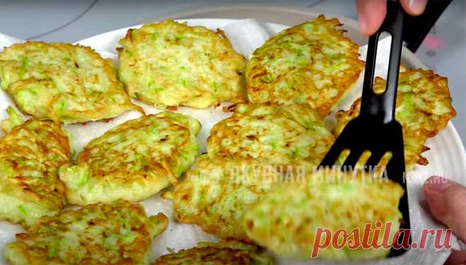 Я никогда не отжимаю кабачки, когда готовлю из них оладьи: рассказываю, что я делаю (мои оладьи всегда нежные и вкусные) | Кухня наизнанку | Яндекс Дзен