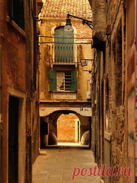 antes88:
“ Venice
bluepueblo:
“ Side Street, Venice, Italy
photo via bedand
” ”