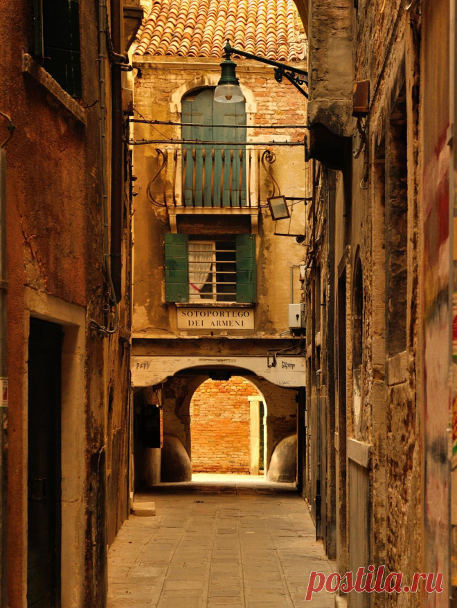 antes88:
“ Venice
bluepueblo:
“ Side Street, Venice, Italy
photo via bedand
” ”