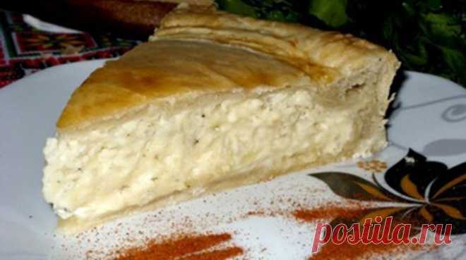 Пирог с плавленым сырком Часто сталкиваешься с приготовлением чего-нибудь вкусного, необычного и недорогого. На этот случай у меня есть коронный пирог с плавлеными сырками. Это удивительно вкусная, нежная закуска, которая приведет в восторг. Я уже неоднократно проверяла на своих гостях, и этот пирог съедается в первую очере