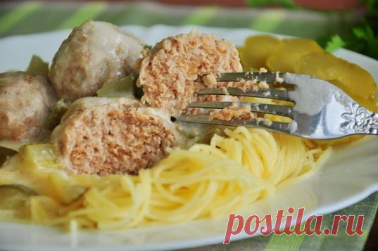 Кёнигсбергские клопсы. Потрясающее блюдо немецкой кухни! Ароматные мясные шарики в нежнейшем сливочном соусе, который бесподобно дополнен пикантностью соленых огурчиков.