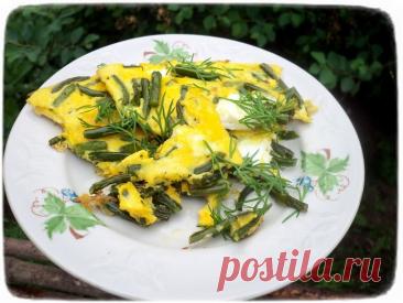 Омлет с чесночными стрелками Ингредиенты:Чесночные стрелки –небольшой пучокЯйца – 4 штСметана – 2 ст.л.Соль – по вкусуРастительное масло Приготовление: Стрелки чеснока вымыть и нарубить на небольшие кусочки.Обжарить стрелки на растительном масле.Взбить яйца со сметаной, посолить по вкусу.Залить стрелки омлетной...