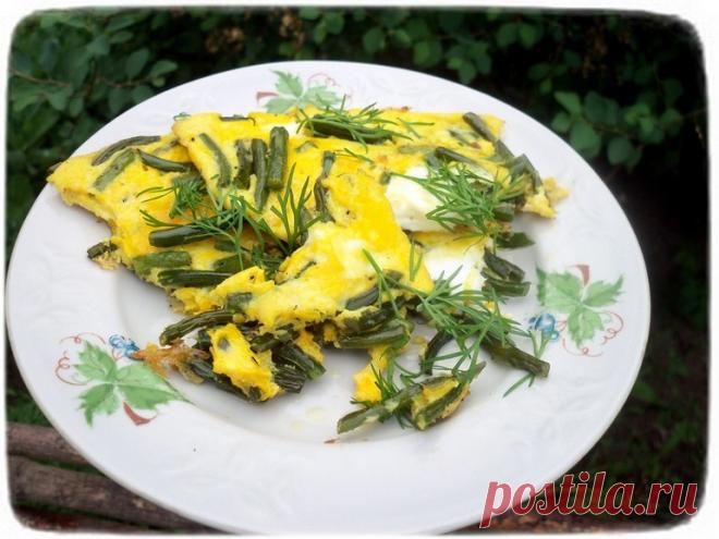 Омлет с чесночными стрелками Ингредиенты:Чесночные стрелки –небольшой пучокЯйца – 4 штСметана – 2 ст.л.Соль – по вкусуРастительное масло Приготовление: Стрелки чеснока вымыть и нарубить на небольшие кусочки.Обжарить стрелки на растительном масле.Взбить яйца со сметаной, посолить по вкусу.Залить стрелки омлетной...