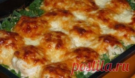 Куриные шарики в сливочном соусе. Необыкновенная вкуснятина
Ингредиенты:
-500 г куриного филе
-1 луковица
-1 яйцо
-3 зубчика чеснока
-200 мл сливок
-150 г твердого сыра
Приготовление:
1. Куриное филе слегка отбить и мелко порезать, затем добавить мелко шинкованный лук, посолить, поперчить, влить взбитое в пену яйцо и хорошенько перемешать. 
2. Форму для запекания смазать жирными сливками. Из приготовленной массы формировать небольшие шарики и выкладывать их в форму. Запекать в разогретой до 18