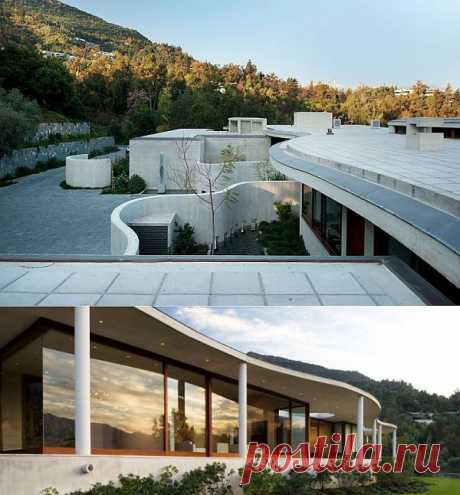 Archi-Work — Естественные изгибы повторяющие рельеф: Lo Curro House in Chile