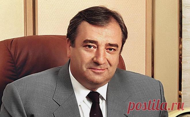 Умер президент НМИЦ травматологии и ортопедии Сергей Миронов. Миронов проработал в НМИЦ (раньше назывался ЦИТО) более 50 лет, он начинал там как санитар, с 1998-го в течение 21 года возглавлял центр. Также занимался научной, преподавательской, общественной деятельностью