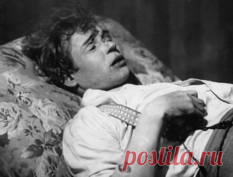 В ночь на 28 декабря 1925 года в пятом номере ленинградской гостиницы «Англетер» Сергей Есенин оборвал свою жизнь. Его смерть потрясла читающую Россию.
Августа Миклашевская, которой поэт посвящал проникновенные стихи, писала: «Я видела, как ему трудно, плохо, как он одинок. Понимала, что виновата и я, и многие, ценившие и любившие его. Никто из нас не помог ему по-настоящему. Он тянулся, шел к нам. С ним было трудно, и мы отходили в сторону, оставляя его одного».
Состояние поэта, которое приве