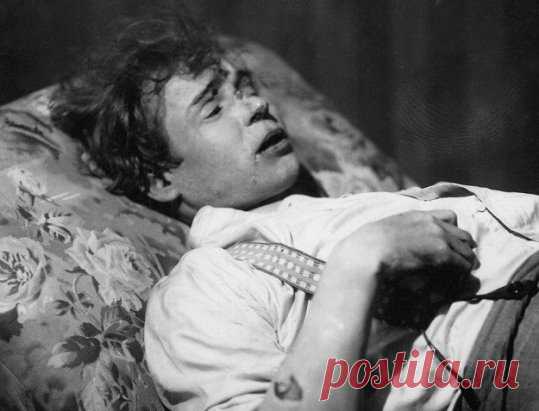 В ночь на 28 декабря 1925 года в пятом номере ленинградской гостиницы «Англетер» Сергей Есенин оборвал свою жизнь. Его смерть потрясла читающую Россию.
Августа Миклашевская, которой поэт посвящал проникновенные стихи, писала: «Я видела, как ему трудно, плохо, как он одинок. Понимала, что виновата и я, и многие, ценившие и любившие его. Никто из нас не помог ему по-настоящему. Он тянулся, шел к нам. С ним было трудно, и мы отходили в сторону, оставляя его одного».
Состояние поэта, которое приве