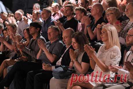 В Калининграде открыли «Балтийские сезоны». В Калининграде стартовал фестиваль искусств «Балтийские сезоны». Спектаклем открытия стала постановка «Люся. Признание в любви» Государственного академического театра имени Вахтангова. Спектакль поставлен по книгам народной артистки СССР Людмилы Гурченко, ее сыграла заслуженная артистка России Нонна Гришаева.