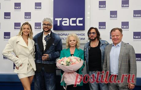Киркоров, Долина, Михайлов и Бутман: что заявили звезды в ТАСС. 3 сентября в ТАСС высадился звездный десант. Филипп Киркоров, Стас Михайлов, Игорь Бутман и Александра Воробьева приехали поддержать Ларису Долину на пресс-конференции, посвященной ее юбилейному концерту "В кругу друзей". Он состоится 10 сентября в Кремлевском дворце. Предвосхищая шоу и оправдывая его название, праздничная, дружеская атмосфера наполнила стены ТАСС