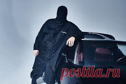 Пригожин в дождевике и балаклаве Balenciaga развеселил фанатов. Продюсер Иосиф Пригожин принял участие в модной съемке и подвергся критике в социальных сетях. 53-летний бизнесмен поделился черно-белыми фотографиями, на которых он позирует рядом с автомобилем в одежде люксового бренда Balenciaga. Предпринимателя запечатлели в длинном дождевике черного цвета и балаклаве.
