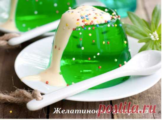 КАК ПРАВИЛЬНО РАЗВОДИТЬ ЖЕЛАТИН
Развести желатин просто: растворить в холодной воде, далее долить жидкости до нужного объема, подогреть.
Но очень важно помнить:
1. Важно соблюдать пропорции, иначе может получиться резиновое изделие:
● 20 грамм желатина + литр воды = «дрожащее желе»;
● 40-60 грамм желатина + 1 литр воды = желе, которое режется ножом;
2. Нельзя желатин кипятить. В противном случае он не загустеет;
3. Нельзя остужать желатиновую смесь в морозилке, она закристаллизуется;
4. Срок