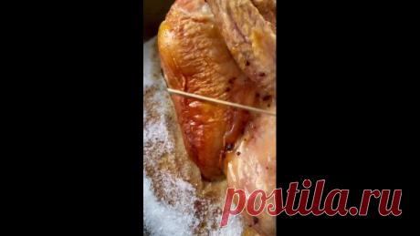 Сочное мясо и хрустящая корочка
⠀
В разогретую духовку при 190 на 1:40
Если понравился рецепт , оставь любую реакцию
#курица