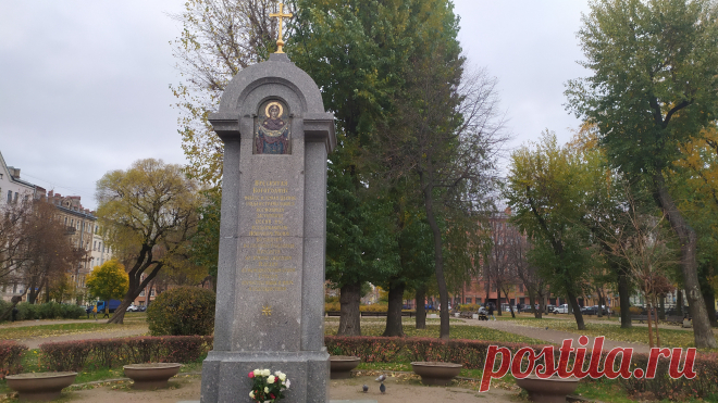 Сквер и памятный знак на площади Тургенева.