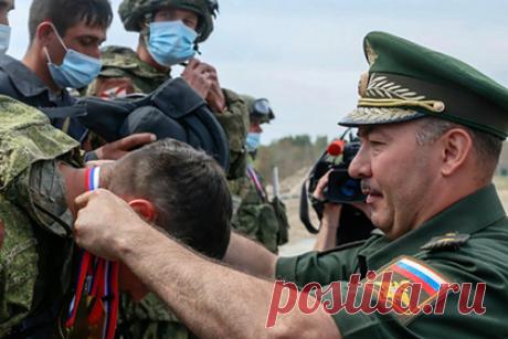 Бывшего начальника инженерных войск Вооруженных сил России обвинили во взятках. Следователи обвиняют бывшего начальника инженерных войск Вооруженных сил России генерал-майора Руслана Алахвердиева в получении взяток на 6,7 миллиона рублей. Офицера уволили с должности. Генерал также привлекал солдат для работы на своих дачах. Он арестован по делу о коррупции.