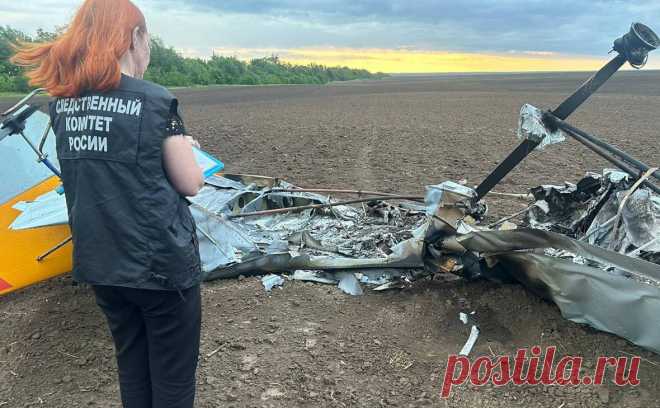 В Саратовской области Ан-2 задел провода и упал на поле. В Саратовской области госпитализировали пилота после жесткой посадки самолета Ан-2 вблизи села Новорепное, сообщает Западное межрегиональное следственное управление на транспорте Следственного комитета (МСУТ СК) России в телеграм-канале.