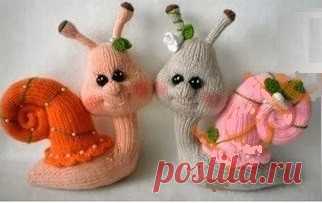 Игрушка Улитка – схема вязания и описание Детали вязания:Размеры улитки в высоту соответствуют 10 см, а в ширину 5 см (7 см в объеме туловища).Туловище, голова – пряжа персикового оттенка.Раковина – оранжевая пряжа.Цветочки – пряжа изумрудного цвета.Для глаз необходимы бусины размером 5 мм, а для украшения раковины – 15 бусин...