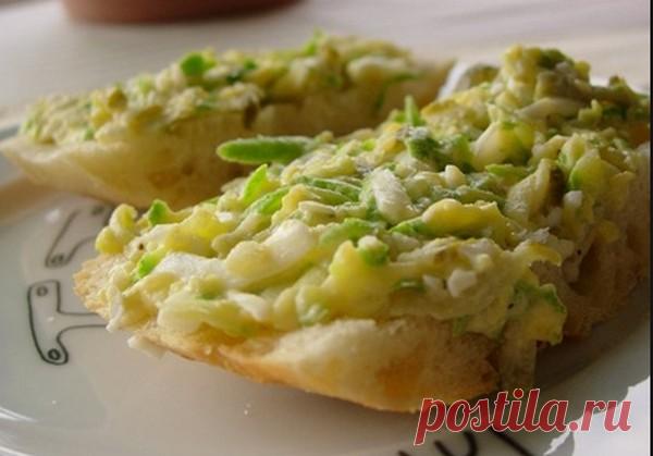 Два оригинальных рецепта пасты для бутербродов из яиц - У нас так   Шпинат с яйцами Используем как пасту для бутербродов • 1 зубчик чеснока • 1 ст. л. Подсолнечного масла • 100 г творога из цельного молока со сливками...