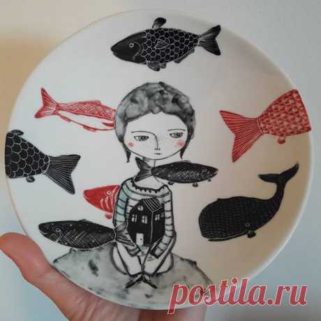 Mes placards sont  remplis de pièces avec des petits défauts comme cette assiette malheureusement  mais  j'aurais preferé qu'elle trouve une bonne maison #dommage !  This plate is unfortunatly a second  my shelves are full of but for this one i should prefer she finds a good home #shame! #porcelain #drawing #studiolife #ceramic #plate #ceramiclove #