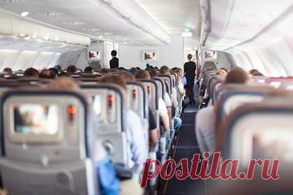 Пассажир самолета разделся догола в ответ на просьбу надеть маску. Пассажир устроил дебош на борту самолета авиакомпании Delta, летевшего из города Голуэй (Ирландия) в Нью-Йорк. Инцидент произошел в пятницу, 7 января. Сообщается, что 29-летний Шейн Макинерни (Shane McInerney) начал вести себя неадекватно после просьбы бортпроводницы надеть защитную маску.