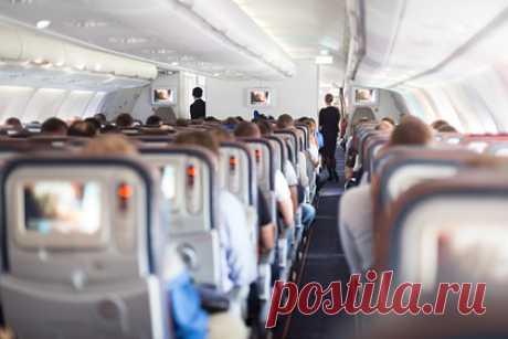 Пассажир самолета разделся догола в ответ на просьбу надеть маску. Пассажир устроил дебош на борту самолета авиакомпании Delta, летевшего из города Голуэй (Ирландия) в Нью-Йорк. Инцидент произошел в пятницу, 7 января. Сообщается, что 29-летний Шейн Макинерни (Shane McInerney) начал вести себя неадекватно после просьбы бортпроводницы надеть защитную маску.