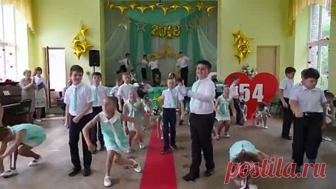 Захватывающий танец с учителем на выпускном в 4 классе