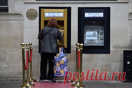 Пожилые супруги столкнулись с блокировкой счетов из-за своей «смерти». 63-летний Бен и его жена, 65-летняя Джилл Гибсон, из Великобритании столкнулись с блокировкой своих счетов из-за того, что сотрудники банка посчитали их умершими. Супругам пришлось пройти медицинское обследование, прежде чем они смогли вернуть свои деньги. Они также открыли множество новых счетов.