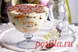 ТИРАМИСУ: БЫСТРО И ВКУСНО 
Десерт, который тает во рту...
Ингредиенты:
 200 гр. любого песочного печенья
 200 гр. нежирного творога
 100 гр. сметаны
 50 гр. сахара
 1 ч. л кофе
 ваниль
 какао
Приготовление:
Смешать в блендере творог, сметану, сахар и ваниль до однородной массы. Приготовить кофе ( я брала обычный растворимый). Окунаем печенье на 5 сек. в кофе. Затем поочередно выкладывая слои из печенья и крема формируем десерт ( я это делала в стеклянной чашке). Присыпать какао через ситечк