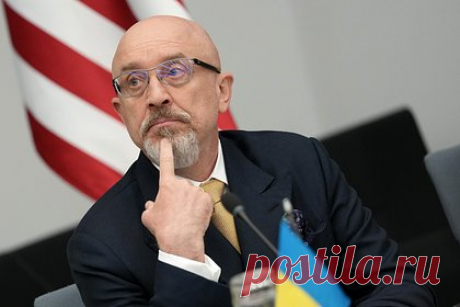 Стало известно о желании главы Минобороны Украины узнать цену гарантий для Киева. Глава Минобороны Украины Алексей Резников заявил, что Киев не готов верить гарантиям безопасности стран Запада. «После Будапештского меморандума мы не будем верить или не будем просто доверять бумагам без каких-либо затрат», — сказал он и добавил, что Киев сначала желает «ознакомиться с подробностями и ценами».