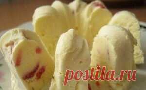 ТВОРОЖНОЕ МОРОЖЕНОЕ ЗА 7 МИНУТ Очень вкусно и полезно, особенно для детей! ТВОРОЖНОЕ МОРОЖЕНОЕ ЗА 7 МИНУТ. Ингредиенты: — 200 гр домашнего жирного творога.  — 50 мл молока.  — 0,5 банки сгущенного молока (вареного) Приготовление: 1. С помощью блендера взбить творог и сгущёнку до однородной массы. Затем добавить молоко и ещё раз тщательно взбить.  2. Творожную массу разложить в силиконовые формочки.  3. Поставить в морозилку на 4 -5 часов. Вынуть мороженое из формочек и наслаждаться.
