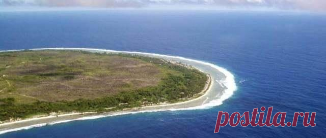 Страны, о которых мы многого не знаем / Туристический спутник.  Гренландия не может вступить в ФИФА, так как там невозможно вырастить траву для поля
Земля в стране полностью покрыта льдом и вечной мерзлотой, что не позволяет вырастить необходимое для футбольного поля травяное покрытие. Футбольная игра в Гренландии ведется на гравии или попросту в грязи.