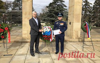 Посольство России передало сербским исследователям исторические документы времен ВОВ. Церемония передачи прошла в рамках торжественного мероприятия, посвященного Дню защитника Отечества в Парке освободителей Белграда, где похоронены солдаты Красной армии и югославские партизаны