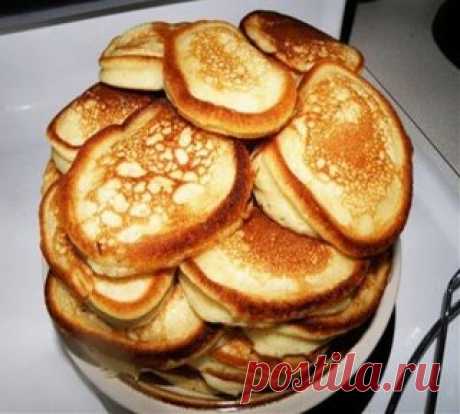 РУССКИЕ ОЛАДЬИ.
САМЫЕ ВКУСНЫЕ И ЛЕГКИЕ В ПРИГОТОВЛЕНИИ
Ингредиенты:
1/2 кг муки, 2 стакана молока, 25 г дрожжей, 2 яйца, 1—2 ст. ложки сахара, 3—4 ст. ложки сливочного масла, 1/2 ч. ложки соли; растительное масло для жаренья.
Приготовление
Развести дрожжи в небольшом количестве теплой воды, влить молоко, всыпать муку и вымесить. Поставить в теплое место для брожения. 
Затем положить яйца, соль, сахар и масло и дать тесту вторично подняться (тесто для оладий по консистенции должно быть гуще,