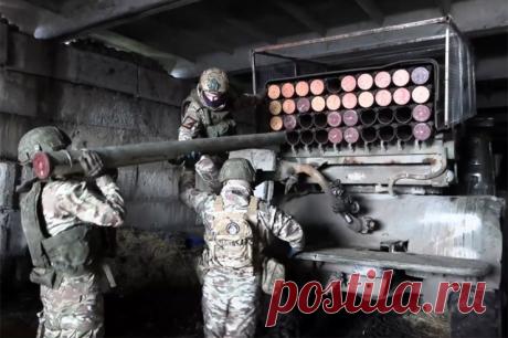 Расчеты РСЗО «Град» уничтожили пехоту ВСУ в опорных пунктах под Артемовском. По данным МО РФ, было уничтожено около взвода украинских военных.