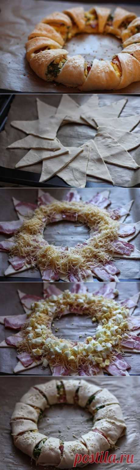 Пирог-венок с беконом, яйцами и сыром .
