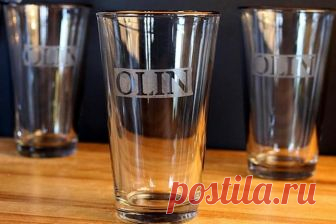 Гравировка своими руками Гравировка своими руками.Для того, чтобы гравировать стекло, совершенно необязательно отдавать его в гравировальную мастерскую! Сегодня мы расскажем, как можно сделать гравировку своими руками с домаш...