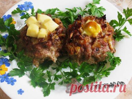 Какое оригинальное блюдо приготовить из фарша? Первое мне в голову пришло – мясные гнёзда. Начинка може быть различной – жаренные грибы, помидоры с сыром, лук с вареным яйцом, тушёная капуста, а мы приготовим с перепелиными яйцами. Красиво, вкусно и полезно. 
На приготовление этого блюда нам понадобится 1 час, количество порций – 4.