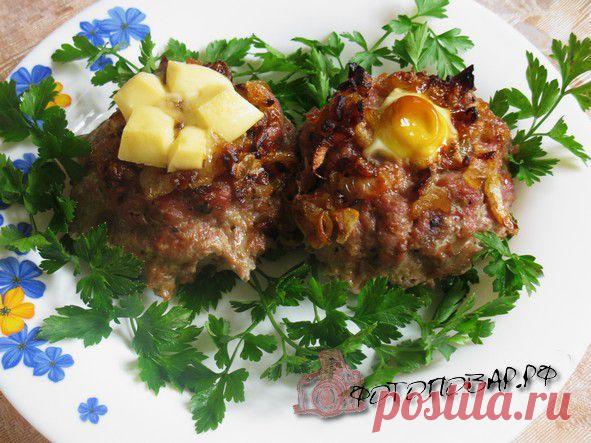 Какое оригинальное блюдо приготовить из фарша? Первое мне в голову пришло – мясные гнёзда. Начинка може быть различной – жаренные грибы, помидоры с сыром, лук с вареным яйцом, тушёная капуста, а мы приготовим с перепелиными яйцами. Красиво, вкусно и полезно. 
На приготовление этого блюда нам понадобится 1 час, количество порций – 4.