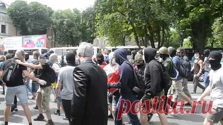 Правый сектор избивает милицию под Лаврой