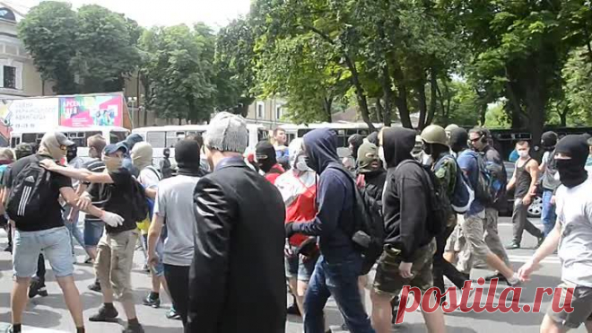 Правый сектор избивает милицию под Лаврой