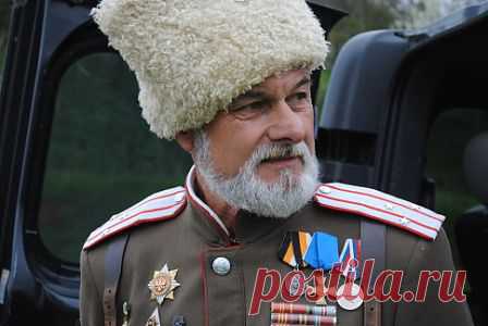 РАЗГУЛЯЛСЯ АТАМАН*****Разгулялся атаман **
 На хмельной пирушке. **
 Растянул меха баян. **
 Подхватили дрУжки... **
 Пол станицы собралось **
 Справить именины, **
 Ведь жене его пришлось **
 Разродиться сыном... **
 Семь румяных дочерей-- **
 Каждый год по дочке... **
 Атаман любил детей. **
 Бог, пошли сыночка! **
 Кто продолжит славный род? **
 Кто поднимет шашку? **
 Бабы сеют огород, **
 А мужик на пашню... **
 И исполнилось желанье-- **
 Сын родился летом. **
 Атаман жен