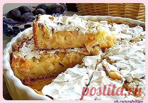 Цветаевский яблочный пирог: любимый рецепт творческой интеллигенции
Легенда гласит, что сестры - Марина и Анастасия Цветаевы часто принимали гостей и угощали их пирогом именно по этому рецепту.
Мы расскажем вам, как приготовить яблочный пирог, да так, чтобы таял во рту. Скорее записывайте.
Ингредиенты:
яблоко – 1 кг.
мука (пшеничная) – 2 ст.
сметана – 0,5 ст.
сливочное масло – 150 гр.
сода – 1/2 ч.л.
уксус – 1 ч.л.
сахар – 1 ст.
яйца – 1 шт.
Как готовить
Муку просеиваем и смешиваем с размягченны