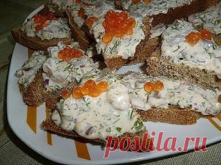 Фуршет на скорую руку: Фуршет на скорую руку: 11 аппетитных рецептов
1. Сырная закуска
Тертый плавленый сырок смешайте с натертым на мелкой терке вареным яйцом, добавьте чеснок и майонез. Сформируйте шарики, обваляйте в мелко нарезанном укропе.
2. Освежающая закуска.
Дольку лимона разрежьте пополам, положите сверху дольку авокадо и ложечку черной икры. Украсьте зеленью.
3. Фуршетный салатик
Сырую морковь натрите на терке тонкими пластинами. Положите рядышком две пластинки моркови, выложите