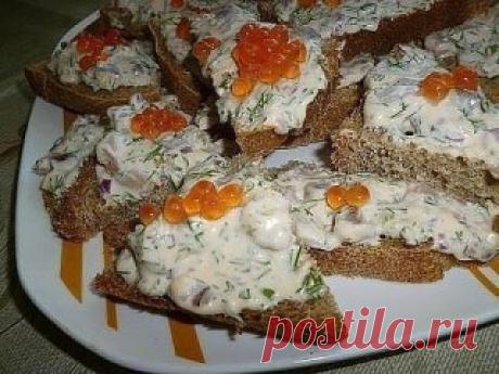 Фуршет на скорую руку: Фуршет на скорую руку: 11 аппетитных рецептов
1. Сырная закуска
Тертый плавленый сырок смешайте с натертым на мелкой терке вареным яйцом, добавьте чеснок и майонез. Сформируйте шарики, обваляйте в мелко нарезанном укропе.
2. Освежающая закуска.
Дольку лимона разрежьте пополам, положите сверху дольку авокадо и ложечку черной икры. Украсьте зеленью.
3. Фуршетный салатик
Сырую морковь натрите на терке тонкими пластинами. Положите рядышком две пластинки моркови, выложите