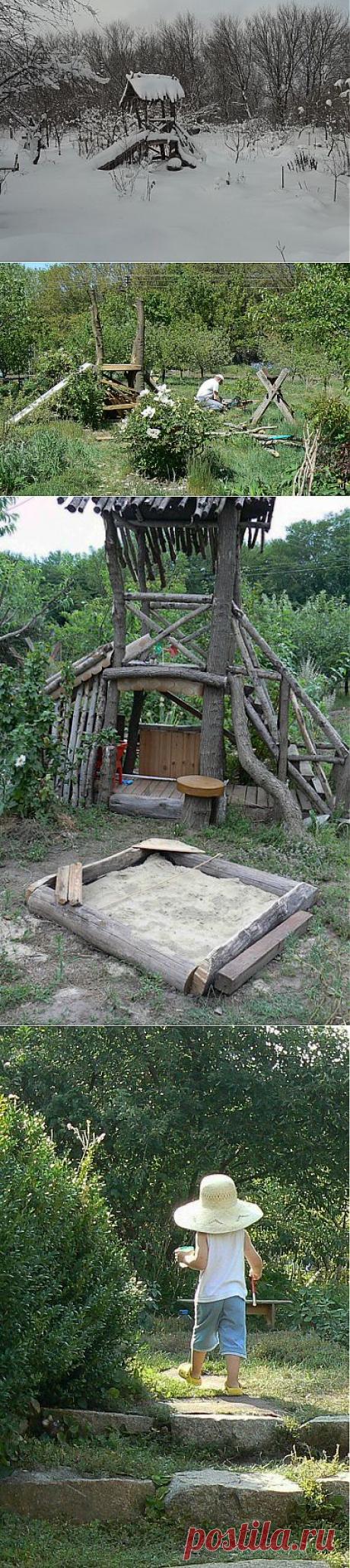 Ребенок на даче. Горка.
Хотелось, чтобы детский уголок стал частичкой природы, словно вырос из-под земли.
Решение пришло само-собой. В конце нашего участк растет посадка шелковицы. Она уперлась в провода и садовое товарищество вынуждено было проредить и укоротить сволы старых деревьев. Несколько стволов перепало и нам, вместе с ровненькими молоденькими осинками, поднявшимися на заброшенных полях за шелковицей.Вся эта красота и пошла в дело. Толстые тяжеленные стволы шелковиц стали основой.