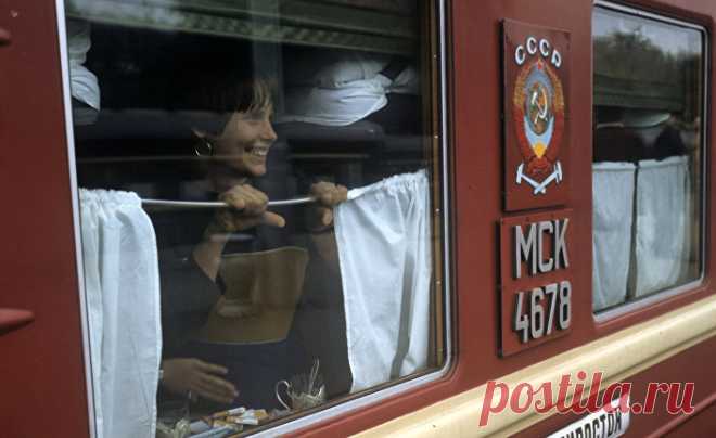 Вся прелесть путешествий в плацкартных вагонах - turproezdka.ru Содержание:КонтингентПроводникиУсловия: как и чем оборудован плацкартный вагонВ дорогуЦеновая политика Плацкарт — что первое приходит на ум при виде этого слова? Теснота, запах грязных носков и домашней курочки приправленной бич пакетами, вечно плачущие дети и веселые дембеля? Или же красивые пейзажи за окном, пахнущий чабрецом чай, книжка в руках и сосед рассказывающий удивительнейшие истории? Контингент На …
