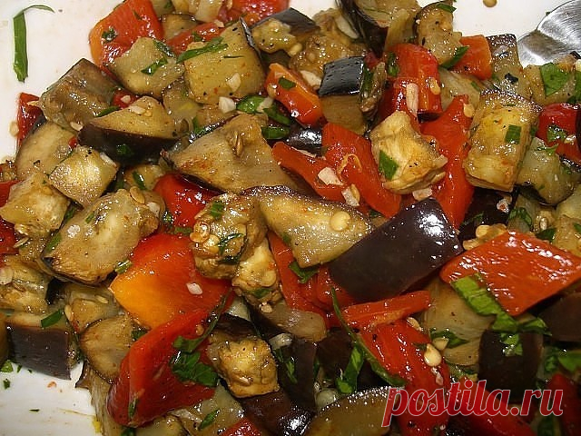 Ленивые баклажаны 
Вкус обалденный! 
Ингредиенты: 
10 штук баклажан 
10 штук моркови 
10 штук красного болгарского перца 
10 больших помидор 
4 луковицы, чеснок одну головку 
1.5 стакана 6%-ого. столового уксуса 
растительное масло 150-200 грамм 
5 чайных ложек соли 
5 чайных ложек сахара 
1-2 шт. жгучего перца 
Приготовление: 
1. Баклажаны режутся кружками, корочка не счищается. Укладываете в кастрюлю, далее чистите болгарский перец и режете крупными кольцами и также укла...