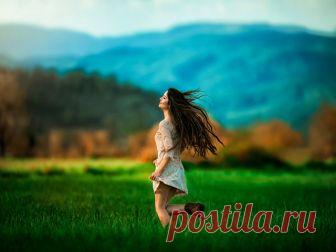 Стихотворение, после которого кардинально хочется изменить свою жизнь ||| А может просто встать с другой ноги, 
И вместо кофе взять и выпить соку… 
И повернуть свои привычные шаги 
В ту сторону, где будет больше проку…